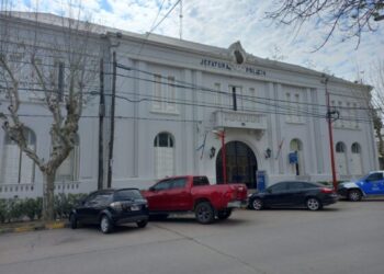 Hurtaron desde el interior de un automóvil un maletín y dinero