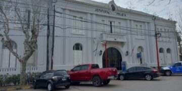 Hurtaron desde el interior de un automóvil un maletín y dinero