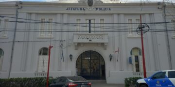 Hurtaron desde el interior de un automóvil un maletín y dinero