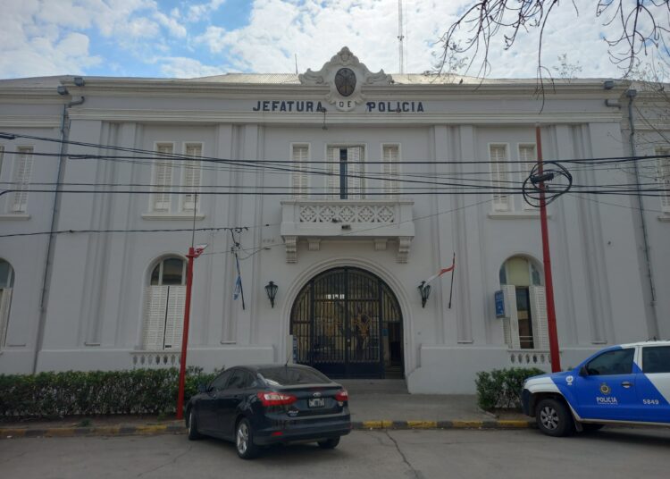 Hurtaron desde el interior de un automóvil un maletín y dinero