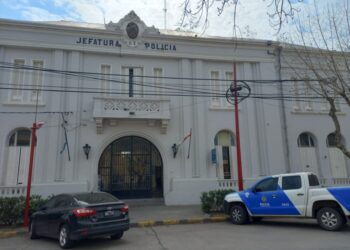 Hurtaron desde el interior de un automóvil un maletín y dinero