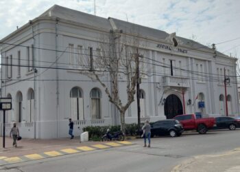 Hurtaron desde el interior de un automóvil un maletín y dinero