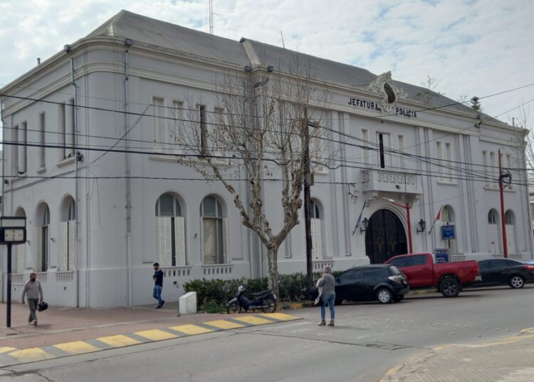 Hurtaron desde el interior de un automóvil un maletín y dinero