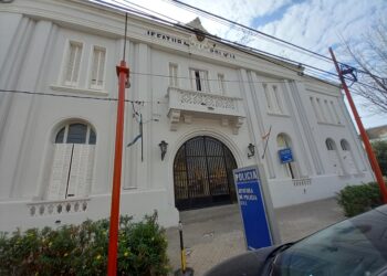Hurtaron desde el interior de un automóvil un maletín y dinero