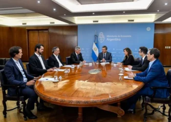 El gobierno argentino acordó con las petroleras el precio de los combustibles