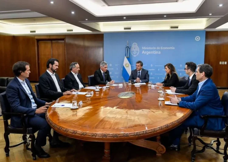 El gobierno argentino acordó con las petroleras el precio de los combustibles