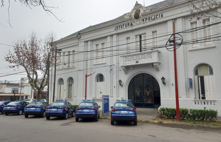 Robaron una cartera con dinero del interior de un automóvil