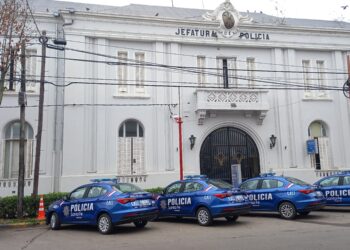 Robaron una cartera con dinero del interior de un automóvil