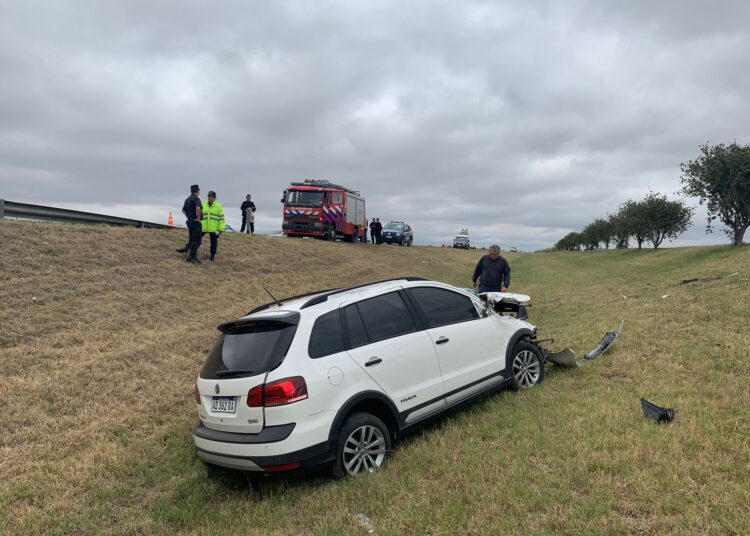 Accidente vial entre un automóvil y un camión cisterna sobre el Km 353 de la Autopista