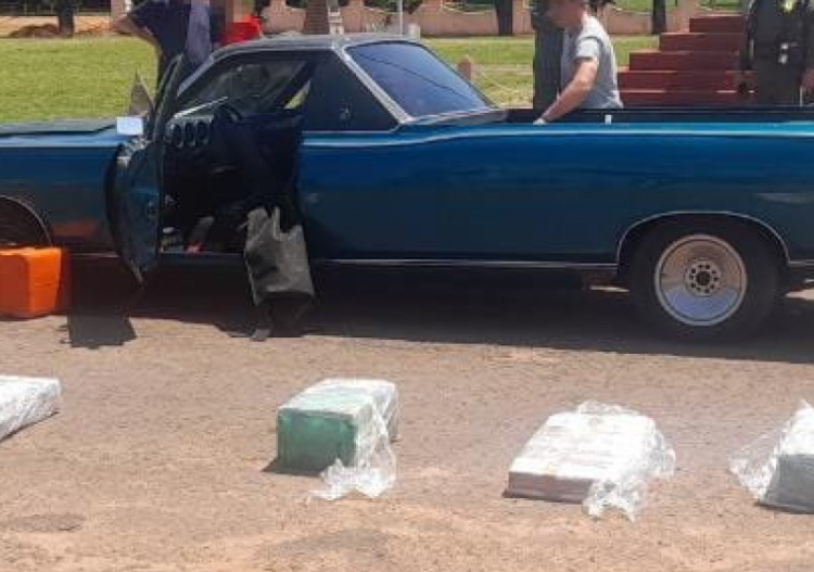 Modificó un coche fúnebre para trasladar 128 kilos de marihuana