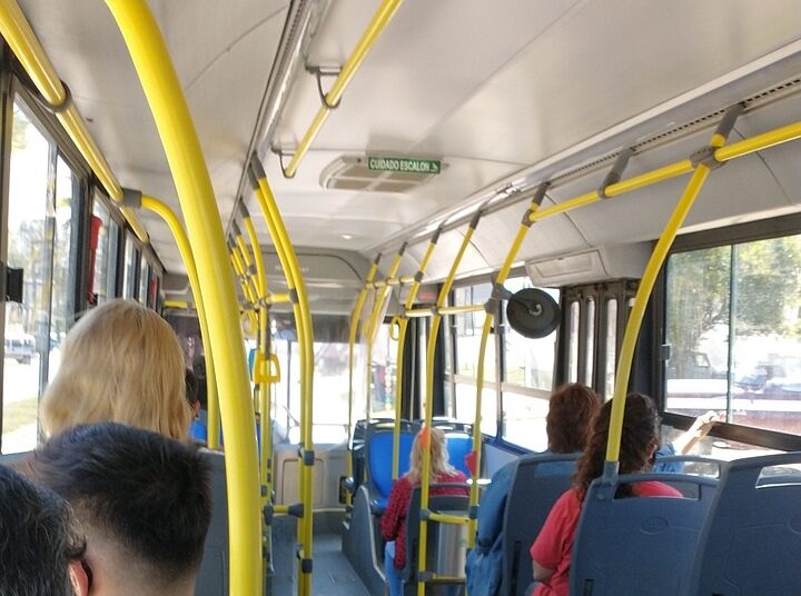 Desquiciado: barrabrava vial suspendido por destrozar un colectivo en Recoleta