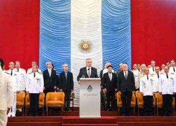 El presidente Fernández y el ministro Taiana encabezaron la ceremonia de egreso conjunto de los oficiales de las Fuerzas Armadas