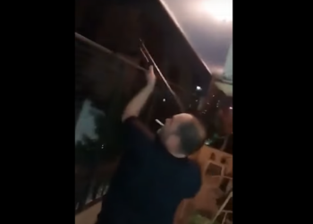 Allanan dos domicilios vinculados al hombre que disparó al aire con una escopeta en el barrio de Balvanera en año nuevo y secuestran gran cantidad de armas