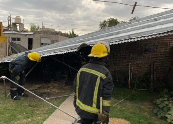 Tormenta en Cañada de Gómez: El techo de una casa voló varios metros y cayó en el patio de un vecino