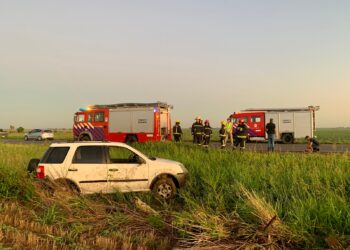 Un vehículo en el que viajaban dos hombres de Las Rosas volcó en solitario sobre Ruta 9
