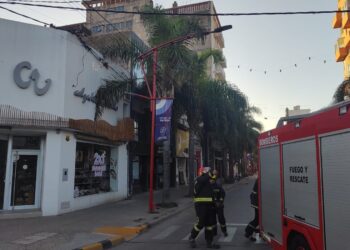 Se incendiaron los cables pre-ensamblados contra la pared de un comercio de calzados del centro