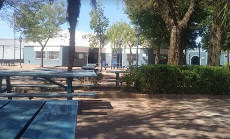 Hurtaron a un menor una mochila con celuar y dinero desde el interior de un club de la ciudad