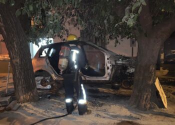 Cañada de Gómez: Incendio de un automóvil que estaba estacionado sobre la vereda
