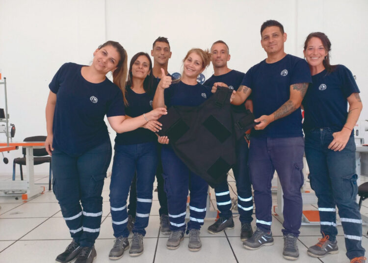 En la Fábrica Militar “Fray Luis Beltrán” se confeccionó la primera funda de chalecos antibalas