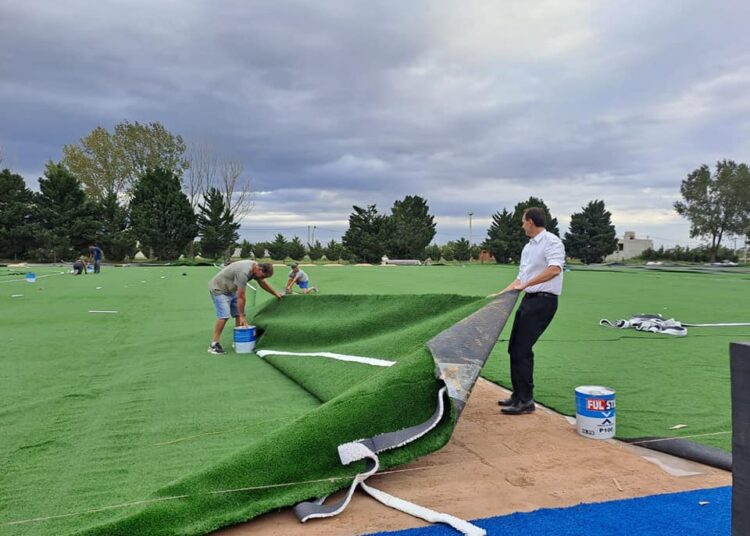Rasetto celebró un nuevo paso hacia la nueva cancha de hockey de Adeo
