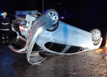 Conductor perdió el control impactando contra una columna de alumbrado y volcó sobre el camino lateral al Aero Club