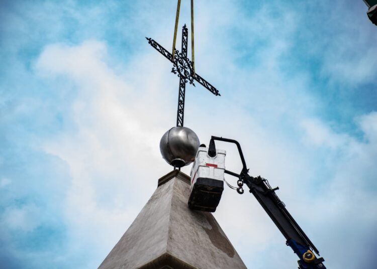 Rasetto junto al padre Emanuel volvieron a colocar la cruz en la Parroquia de Serodino