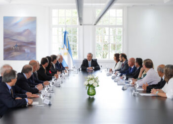 Habilitan a farmacias a expender medicamentos recetados por veterinarios para uso en mascotas