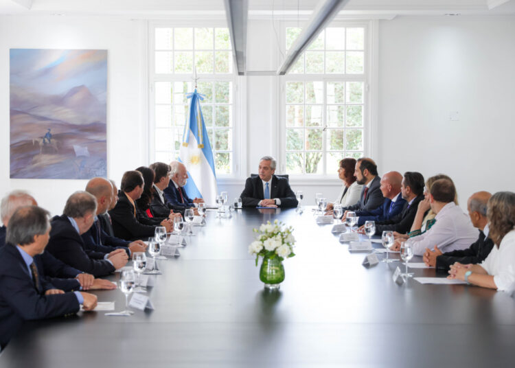 Habilitan a farmacias a expender medicamentos recetados por veterinarios para uso en mascotas