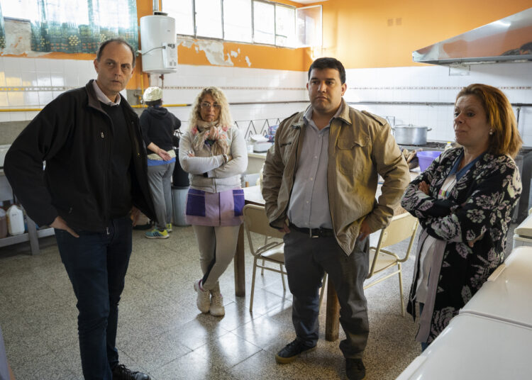 Rasetto visitó la escuela San Martín y entregó un freezer para el comedor estudiantil