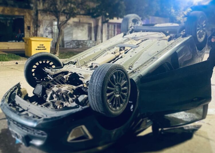 Las Rosas: Volcó un automóvil en medio de la ciudad