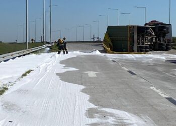 Volcó el acoplado de un camión con fertilizante sólido sobre el km 356 de la Autopista Rosario/Córdoba