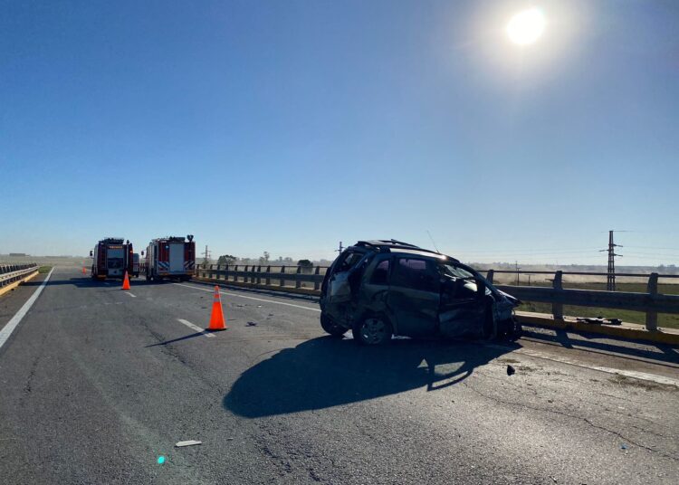 Un automóvil se estrelló contra las vallas del puente sobre el Km 357 del corredor panamericano