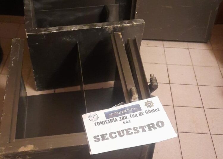 Hallazgo: Aparece en Cañada de Gómez una caja metálica que habría sido robada en Casilda