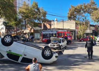 Cañada de Gómez: Impresionante choque entre un auto particular y un remis en el centro de la ciudad