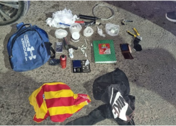 Detienen a 5 ocupantes de un automóvil con sustancias, balanzas, dinero y una réplica de revólver