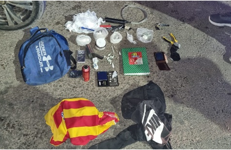 Detienen a 5 ocupantes de un automóvil con sustancias, balanzas, dinero y una réplica de revólver