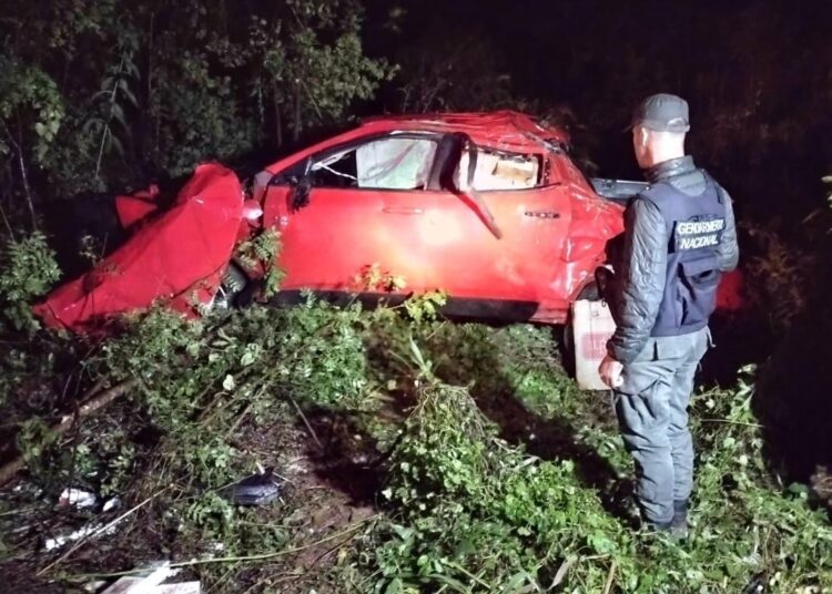 Evadió el control vial y despistó con su camioneta cargada con cigarrillos ilegales