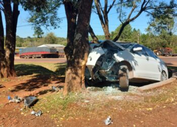 Intentaron huir de un control de Gendarmería en un automóvil cargado con cigarrillos y se estrellaron con un árbol