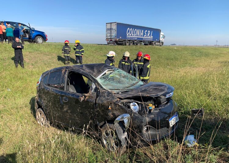 Cañada de Gómez: Un automóvil perdió el control, volcó y terminó en una zanja