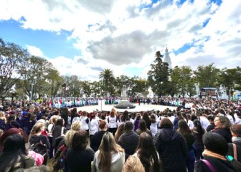 La intendente de Cañada de Gómez tomó juramento a la Bandera a los alumnos de 4° grado