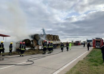 Se incendió la carga de un camión que trasportaba fardos sobre km 371 de la autopista Rosario/Córdoba