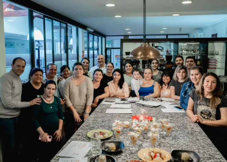 El senador Hugo Rasetto entregó diplomas a nuevos ayudantes de cocina en Cañada de Gómez