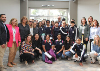 Los Cardos: Perotti entregó  208 teléfonos celulares a estudiantes de escuelas rurales