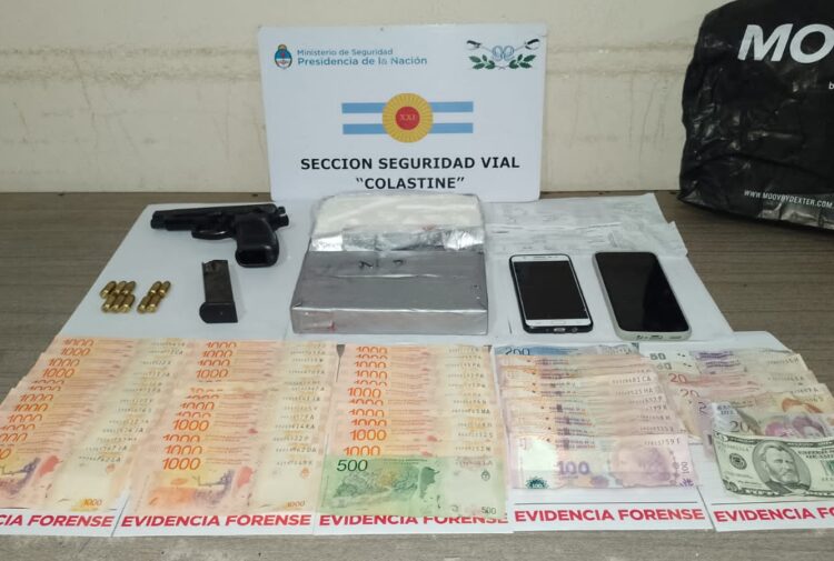 Pasajero de Taxi fue detenido con un arma de fuego y dos kilos de cocaína