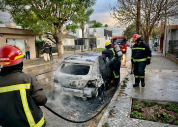 Detalles del incendio de un auto en Cañada de Gómez