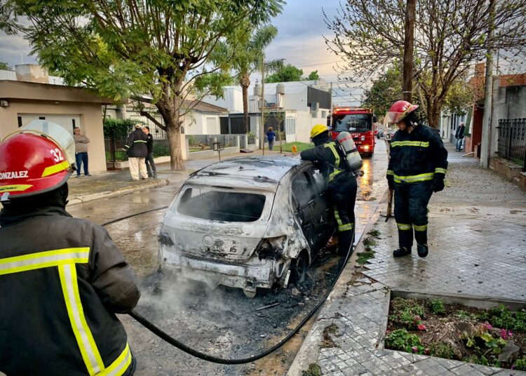 Detalles del incendio de un auto en Cañada de Gómez