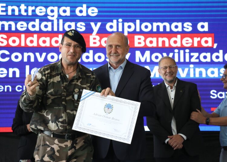 Perotti entregó medallas y diplomas a Soldados Bajo Bandera, Convocados y Movilizados en la Guerra de Malvinas