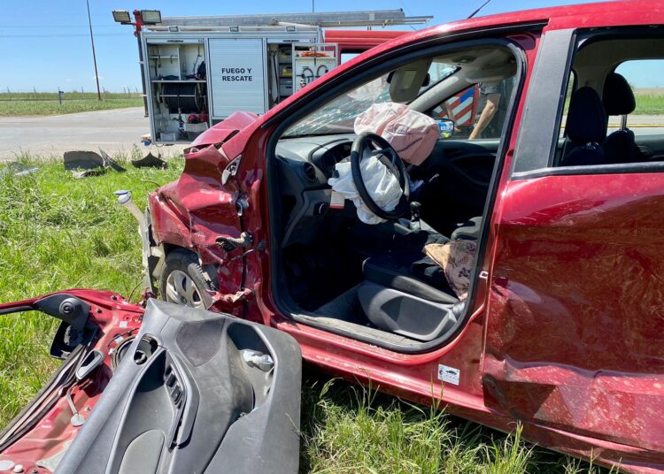 Accidente en intersección de rutas 9 y 91 entre un auto conducido por una mujer de Correa y una Pick- Up  conducido por un hombre de Fuentes
