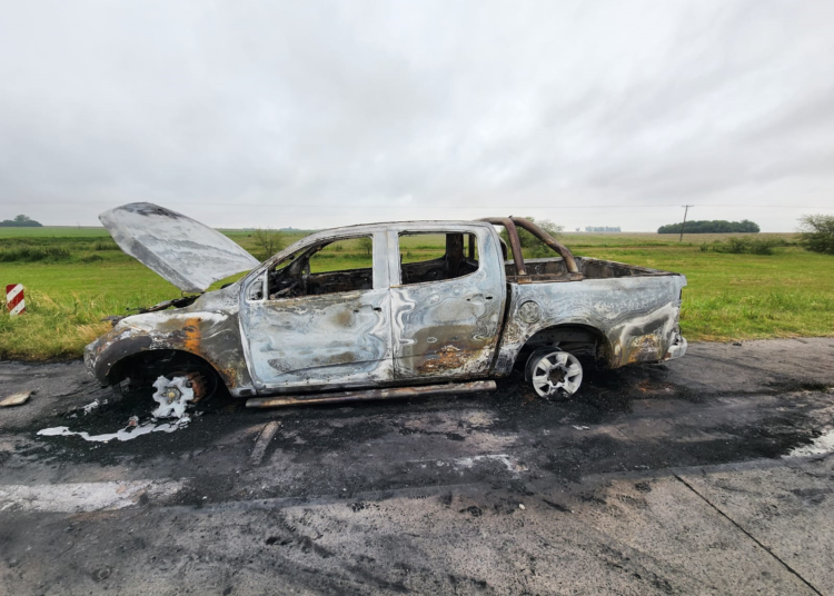 Cañada de Gómez: Hallaron en la Autopista Rosario/Córdoba una camioneta envuelta en llamas que había sido robada en Armstrong