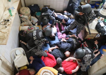 Trasladaron a la cárcel de Las Flores a casi 70 detenidos que estaban en comisarías de La Capital